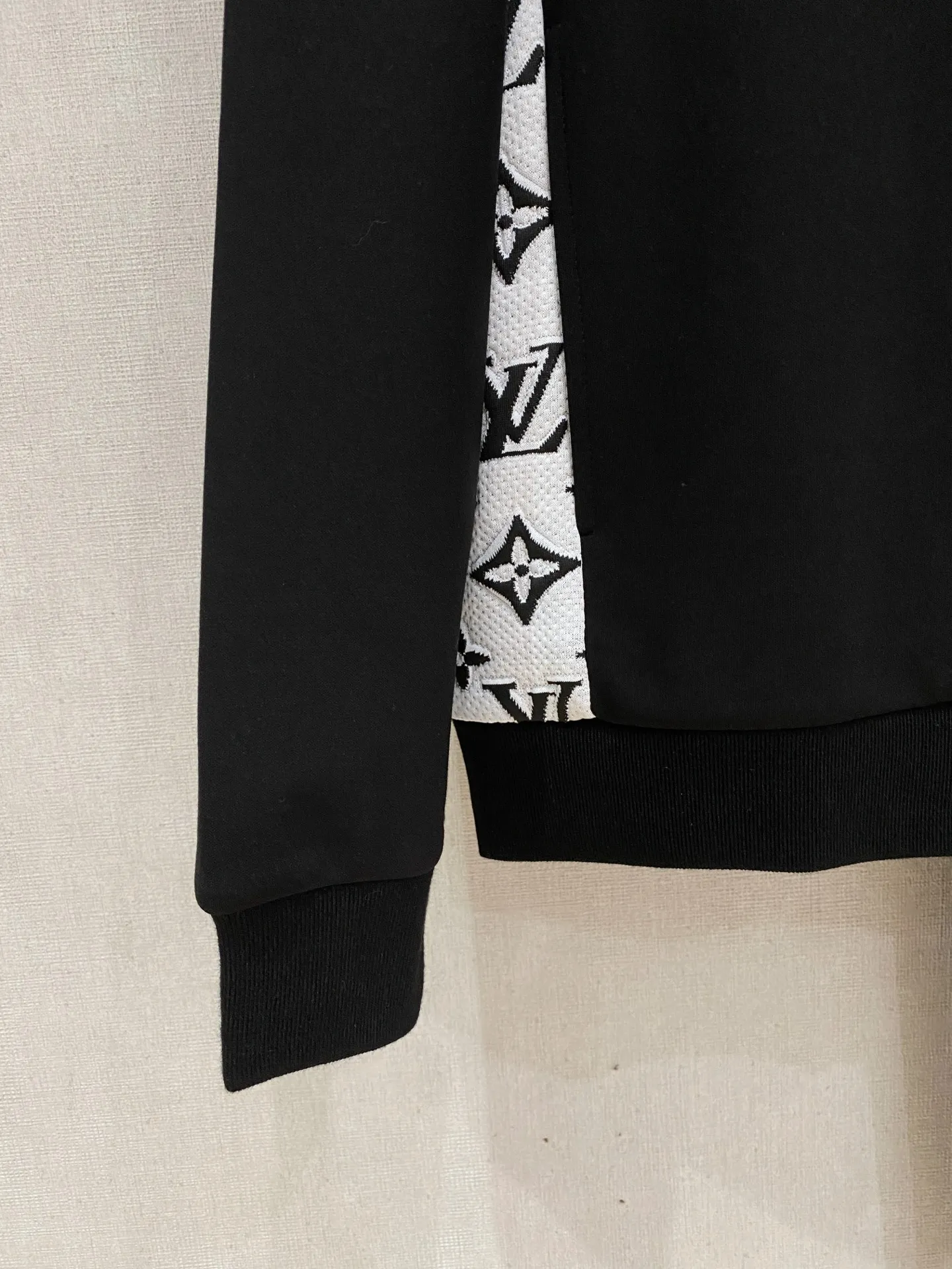 🅿️720 LV hot-selling suit is coming. Focus on the original version of the official website. 2025 new hot-selling cardigan suit. The original order is the best. 🇭🇰The meticulous work of top designers. It has a fitting and perfect upper body effect. All-natural high-quality Tencel Roman cotton 100%, close-fitting comfort, noble and elegant! Original hardware embodies elegance and nobility! Counter size: M-3XL (maximum wear up to 190 pounds)